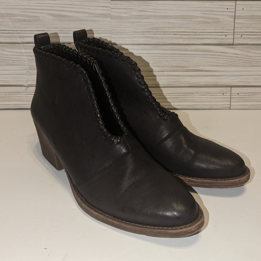 Volatile ankle boots